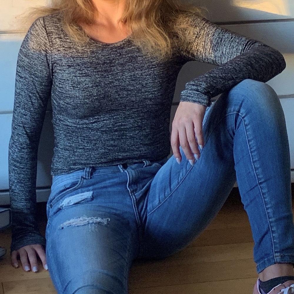 Gray cropped long sleeve top
